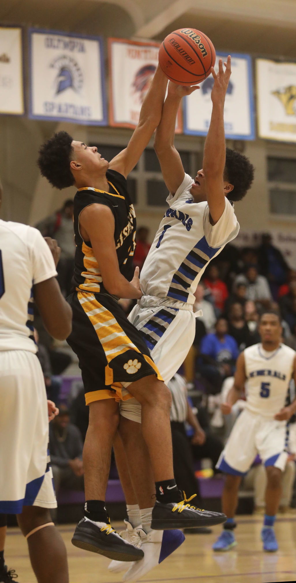 Eisenhower vs MacArthur boys basketball 25 2.25.19.jpg